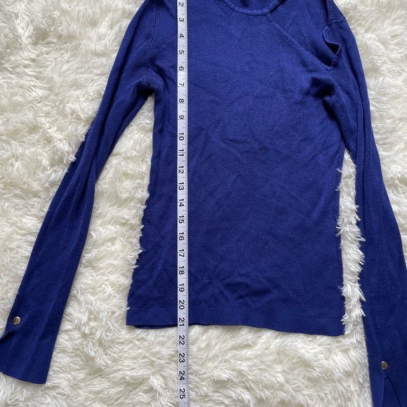DYNAMITE Cut-out Mockneck - Picture 4 of 4